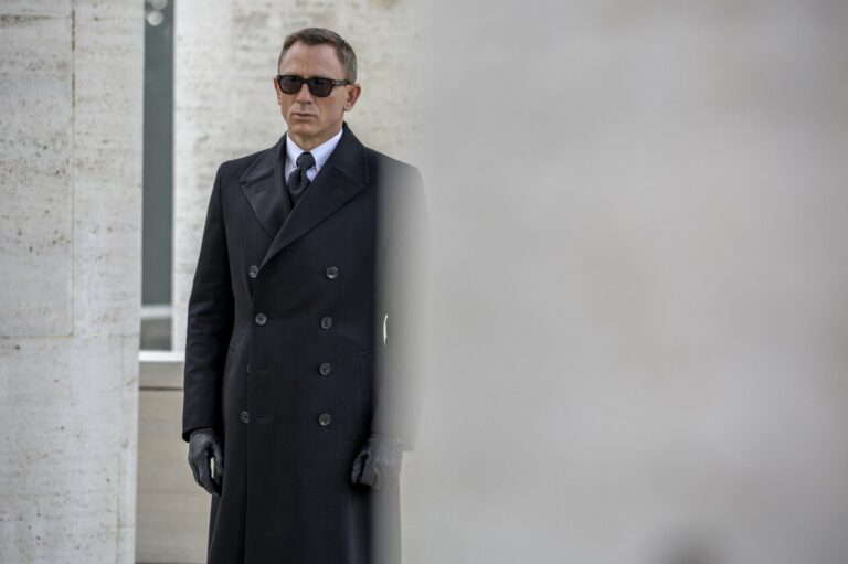 Daniel Craig confirms that he will return to play James Bond
