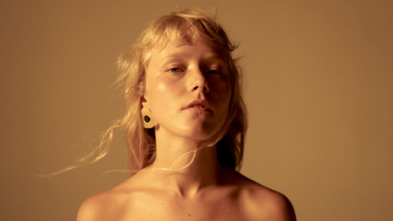 Alice Phoebe Lou Presents New Single ‘Skin Crawl’