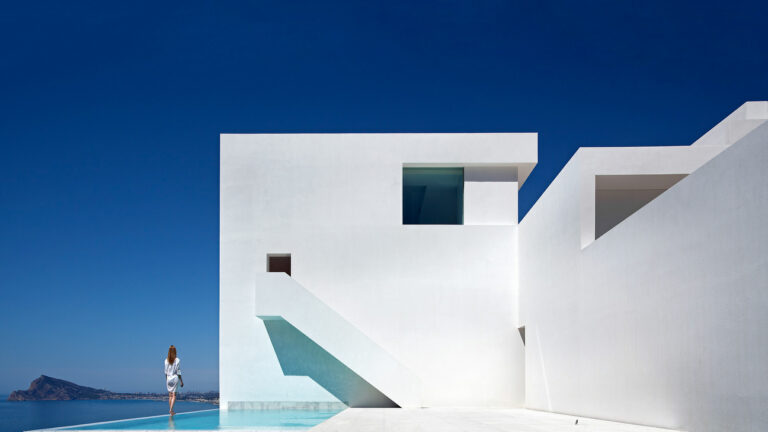House on the Cliff by Fran Silvestre Arquitectos