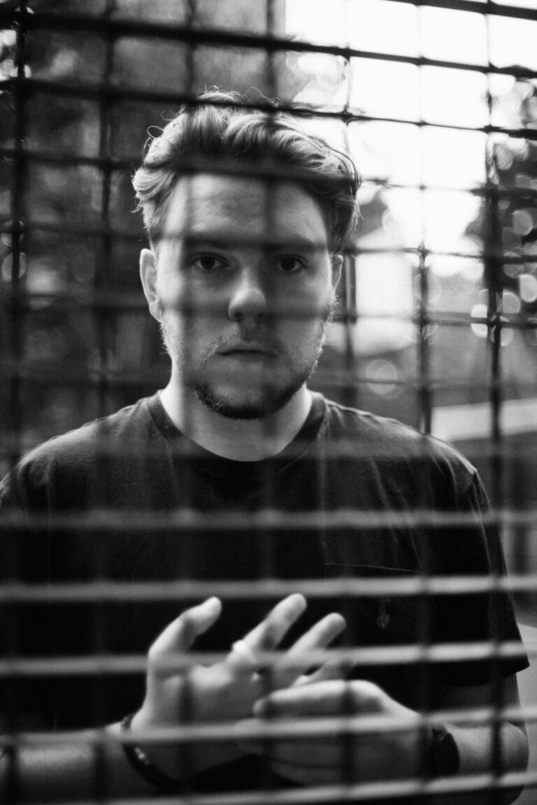 Saint Raymond Releases ‘Right Way Round’