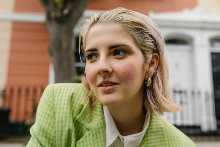 Emily Burns Unveils Video for ‘I Love You, You’re the Worst’