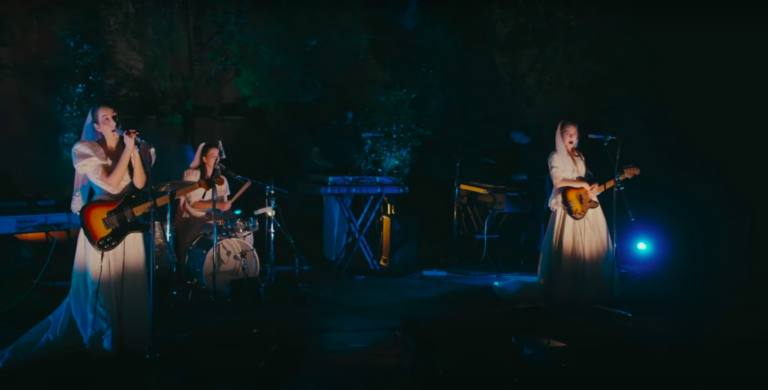 HAIM Cast Robert Pattinson for ‘3 AM’ Performance on ‘Seth Meyers’: Watch