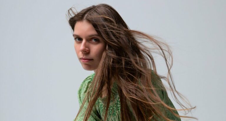 Tomberlin Unveils New draag me Remix of ‘Hours’