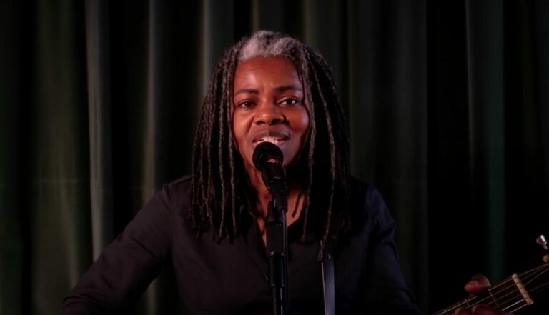 Watch Tracy Chapman Perform ‘Talkin’ Bout a Revolution’ in Rare TV Performance on ‘Seth Meyers’