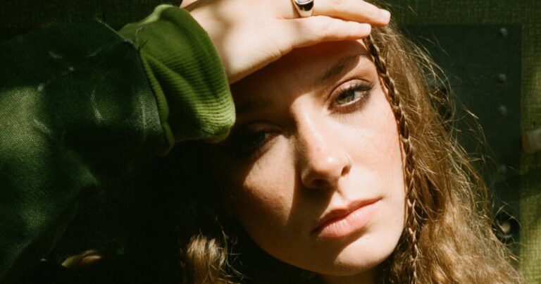 Holly Humberstone Announces New EP, Shares New Song ‘Please Don’t Leave Just Yet’