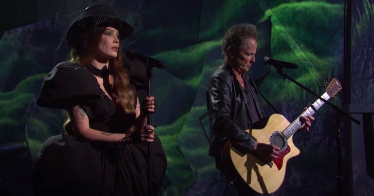Watch Halsey Perform ‘Darling’ With Lindsey Buckingham on ‘SNL’