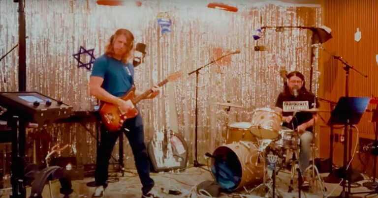 Watch Dave Grohl and Greg Kurstin Cover the Ramones’ ‘Blitzkrieg Bop’