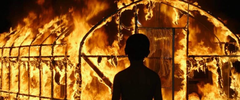 17 Captivating Stills from Burning (2018)