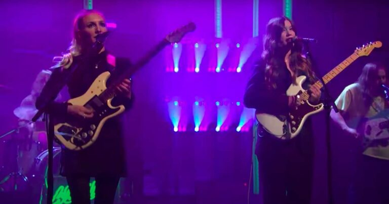 Watch Wet Leg Perform ‘Chaise Longue’ on ‘Seth Meyers’