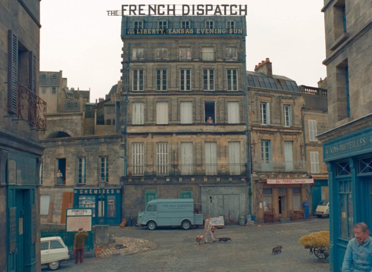 16 Incredible Stills from The French Dispatch (2021)
