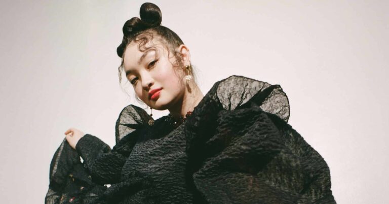 mxmtoon Shares New Single ‘mona lisa’