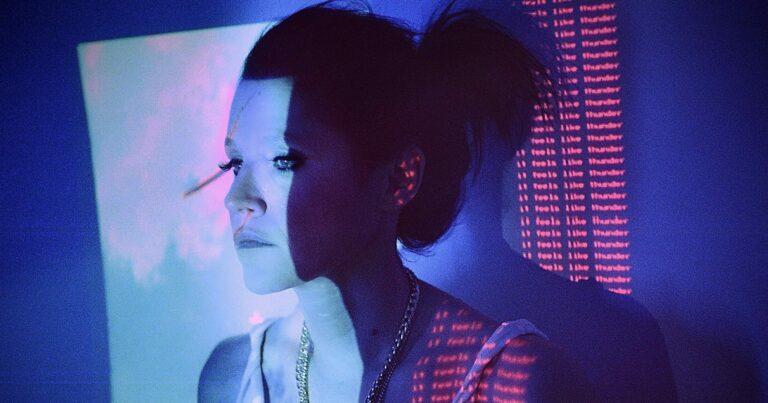 Julia-Sophie Releases New EP ‘it feels like thunder’