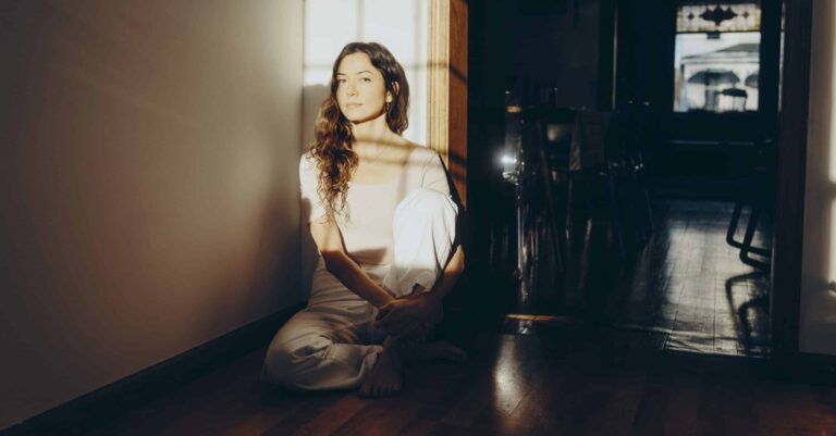 Renata Zeiguer Unveils Video for New Single ‘Picnic in the Dark’