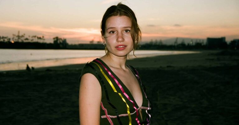 Emily Yacina Announces ‘All the Things’ Compilation, Unveils New Song ‘DB Cooper’