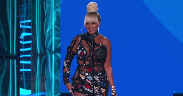 Watch Janet Jackson Present Mary J. Blige With Icon Award at the Billboard Music Awards