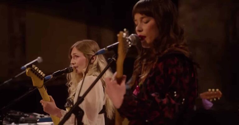 Watch Wet Leg Perform ‘Wet Dream’ and ‘Ur Mum’ on ‘Later’