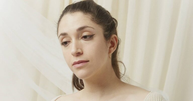 Emilie Levienaise-Farrouch Releases New Single ‘Parting Gift’