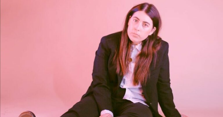 Sorcha Richardson Announces New Album ‘Smiling Like an Idiot’, Unveils New Single’