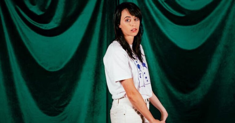Gordi Unveils New Songs ‘Stranger’ and ‘Visitor’