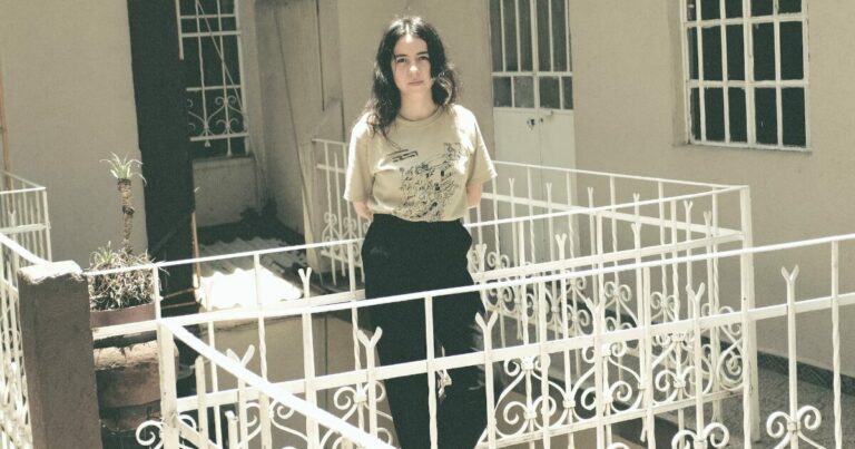 Mabe Fratti Announces New Album ‘Se Ve Desde Aquí’, Releases New Song