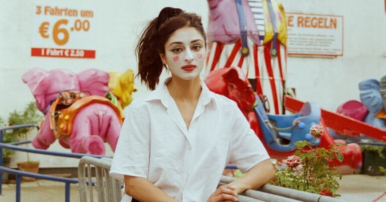 Sofie Royer Unveils Video for New Single ‘Klein-Marx’