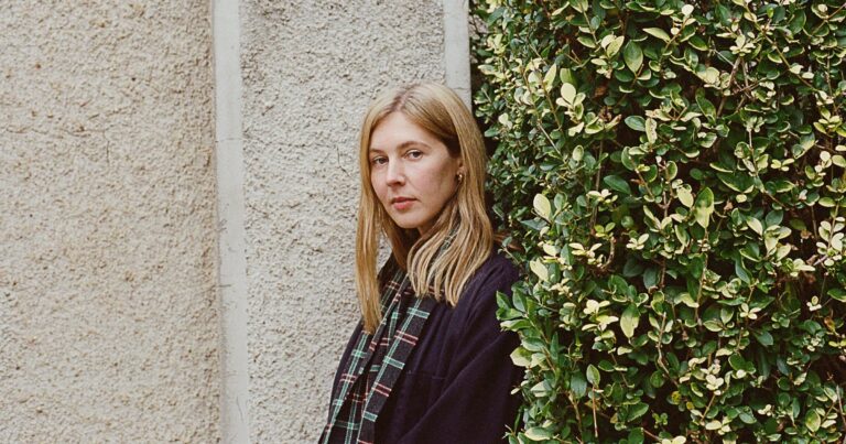 Carla dal Forno Releases New Song ‘Side by Side’