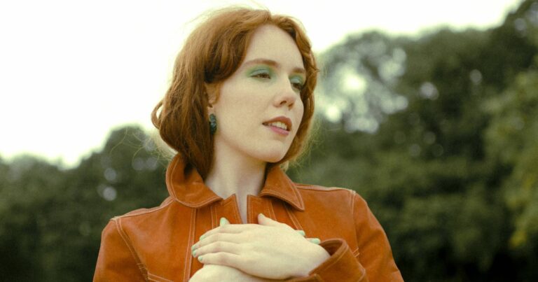 Elanor Moss Announces New EP ‘Cosmic’, Unveils New Single ‘Cosmic Memory’