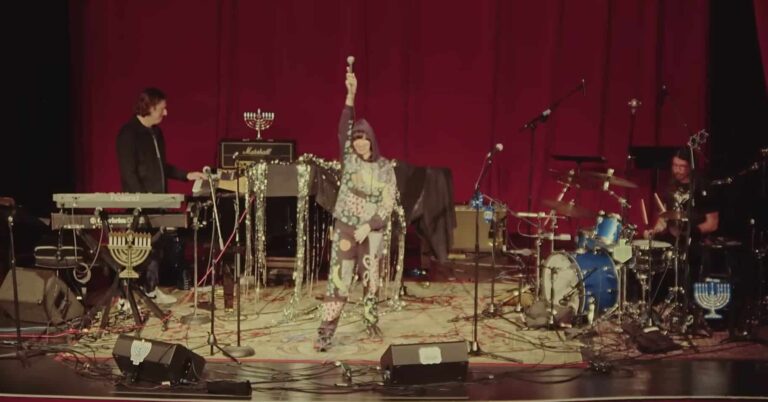 Watch Dave Grohl and Karen O Perform Yeah Yeah Yeahs’ ‘Heads Will Roll’