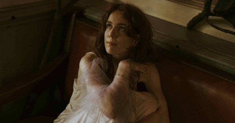 Elanor Moss Shares New Single ‘Catholic’