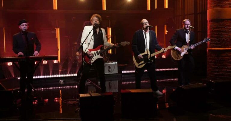 Watch the Hold Steady Perform ‘Sideways Skull’ on ‘Seth Meyers’