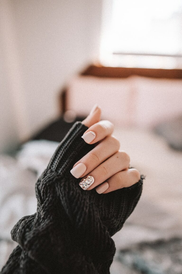 Manicure for nail biters – how to help your customers?