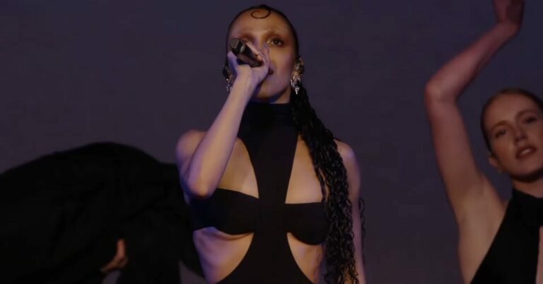 Watch FKA twigs Cover Opus III’s ‘It’s a Fine Day’ at Vogue World: 2023 in London