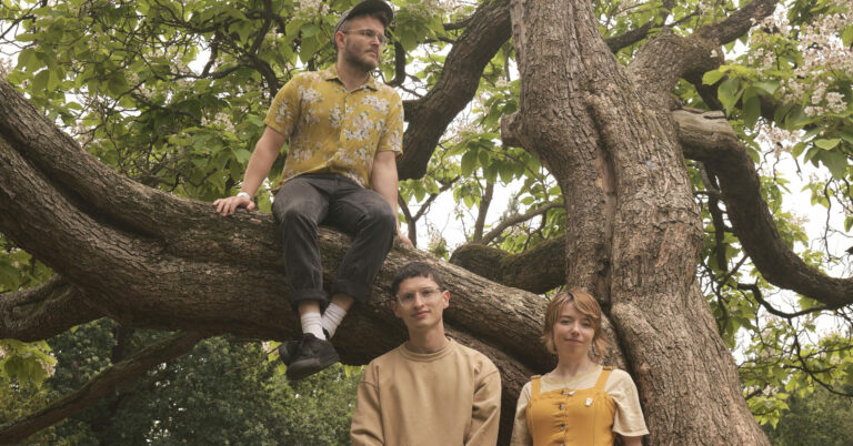 ME REX Unveil Video for New Song ‘Giant Giant Giant’