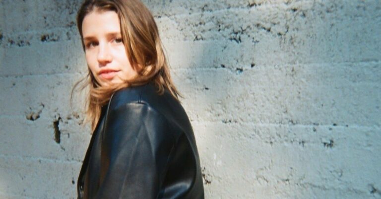 Emily Yacina Shares New Single ‘Trick of the Light’