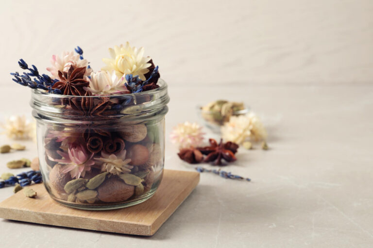 How to recycle old objects and transform them into decorations