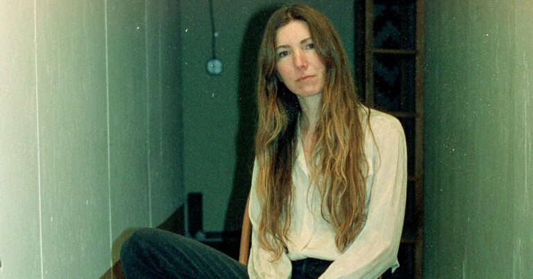Anna Tivel Announces New Album ‘Living Thing’, Unveils New Single ‘Disposable Camera’