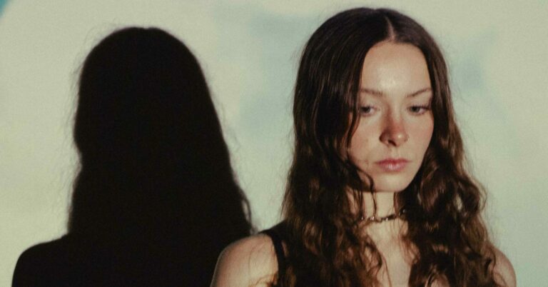Holly Humbestone Announces ‘Work in Progress’ EP, Shares New Single ‘Dive’