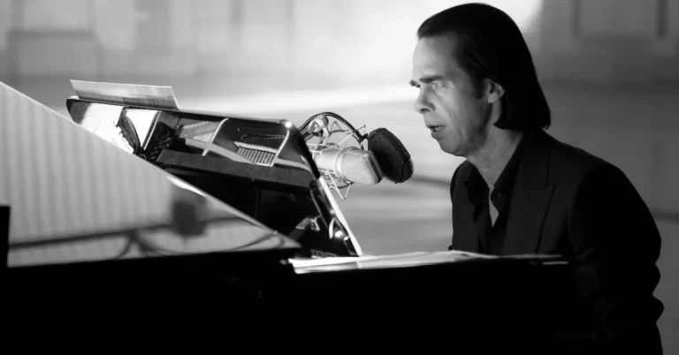 Nick Cave Covers Édith Piaf’s ‘La Vie En Rose’
