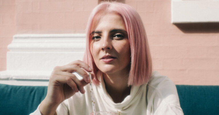 Emily Burns Releases New Single ‘8 Hours Behind’