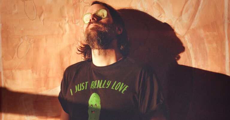 Mike Lindsay and Anna B Savage Share New Single ‘pretender to surrender’
