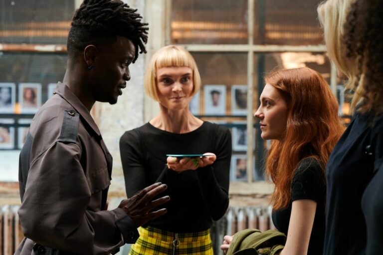 10 Amazing Stills from Geek Girl