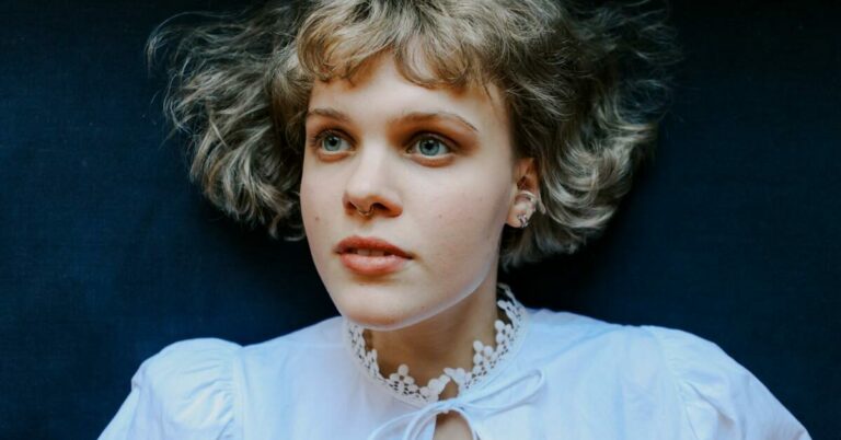 Sara Wolff Unveils New Single ‘Lost in Your Neighbourhood’