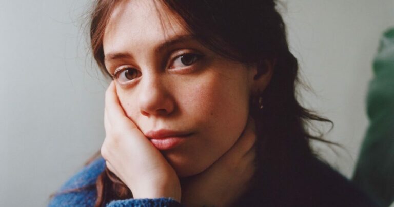 Matilda Mann Announces Debut Album ‘Roxwell’, Unveils New Single ‘Say It Back’