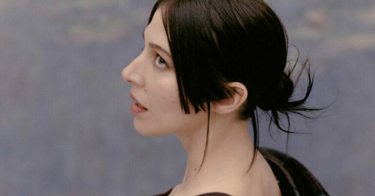 Watch Caroline Polachek Cover Radiohead’s ‘True Love Waits’ at Musée de l’Orangerie