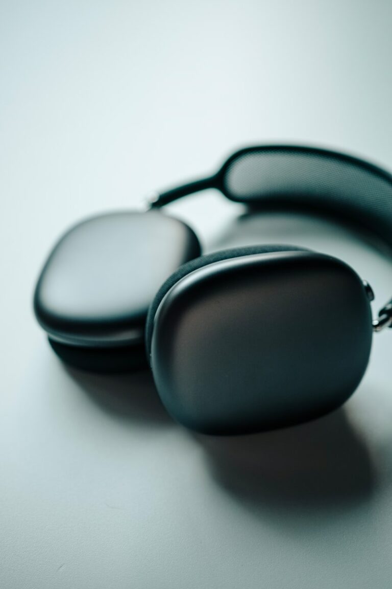 Choosing the Right Headphones: Over-Ear vs. In-Ear for Your Lifestyle