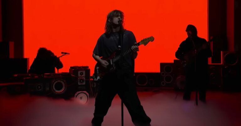 Watch Mk.gee Perform ‘Rockman’ and ‘Alesis’ on ‘SNL’