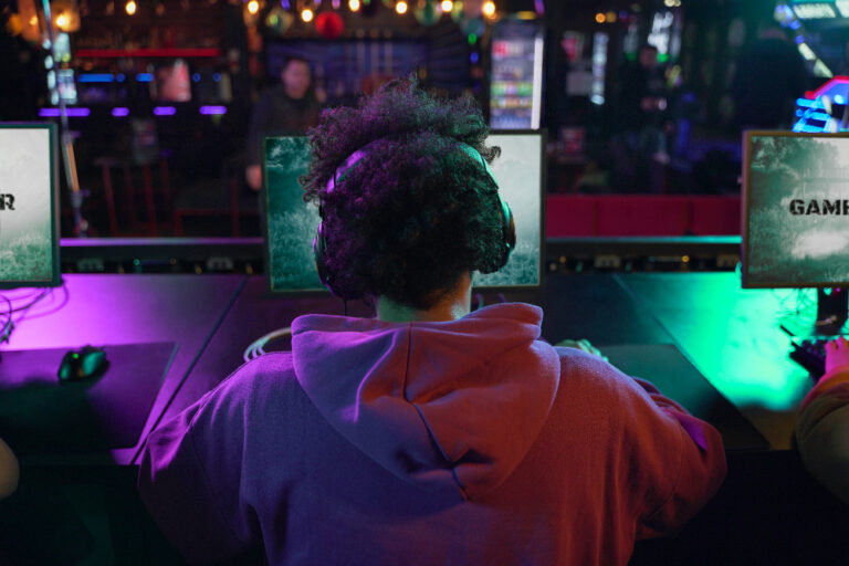 How Platforms Shape Online Gaming Culture