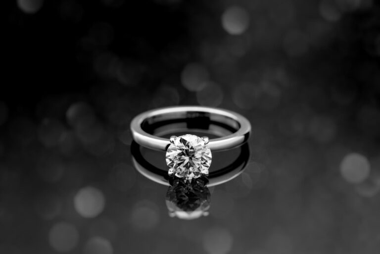 Three-Stone White Gold Engagement Ring – Classic & Sophisticated