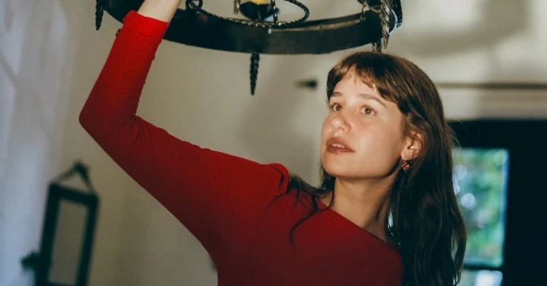 Emily Yacina Announces New Album ‘Veilfall’, Shares New Single ‘Talk Me Down’